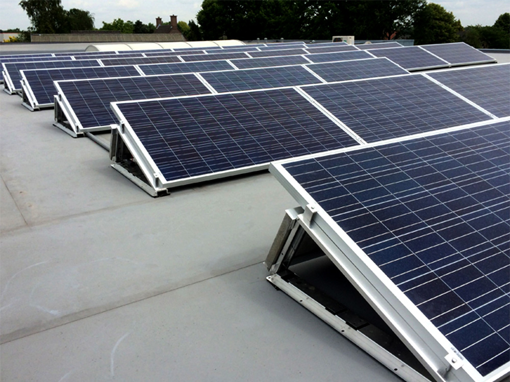Lastecni voorziet met zonnepanelen het bedrijf van groene energie 