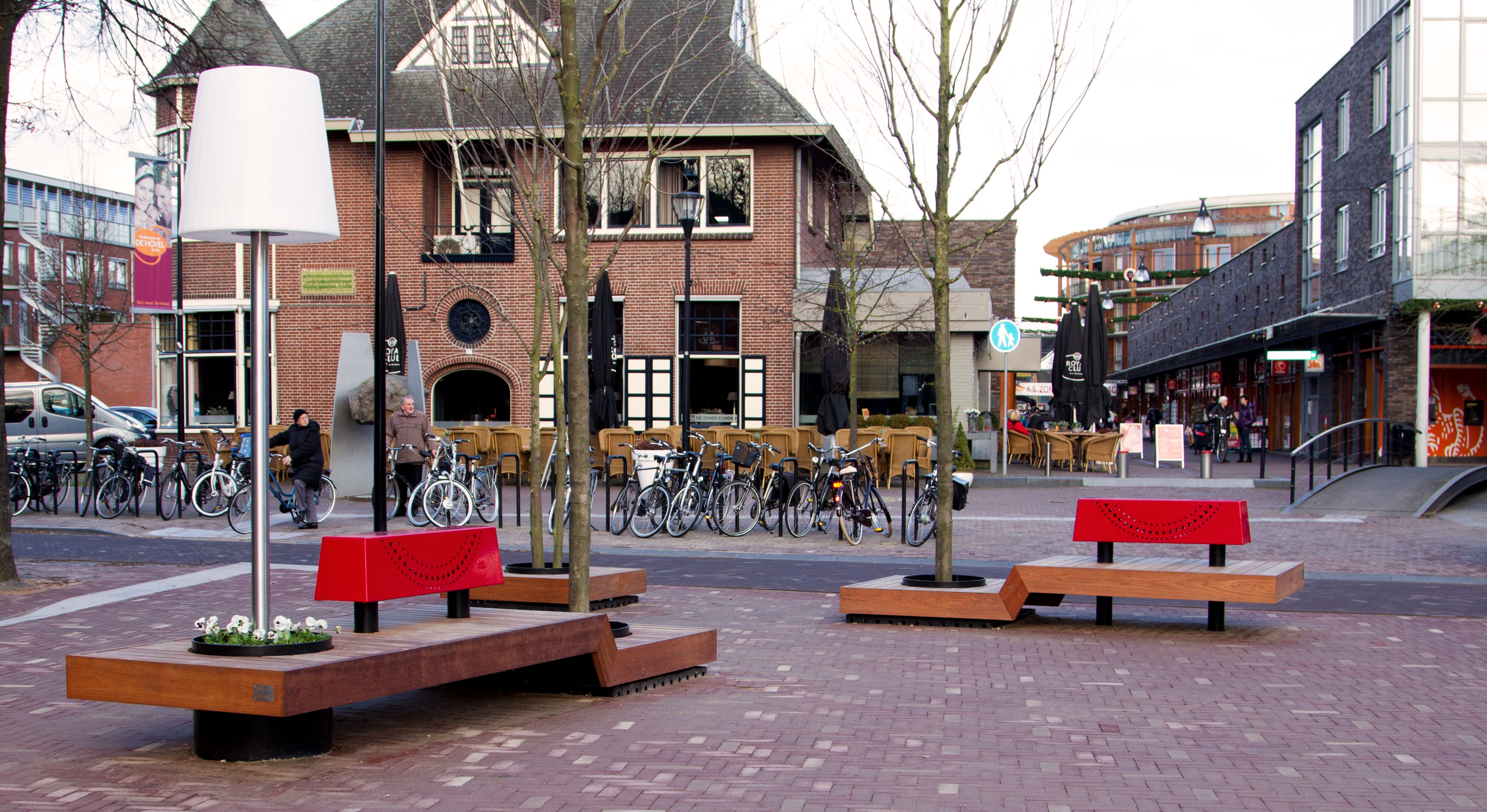 Lastecni heeft het centrum van Goirle voorzien van design banken met verlichting en bloembakken